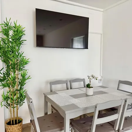 Stylish Near Airport & Train Apartament