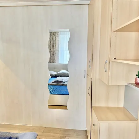 Stylish Near Airport & Train Apartament